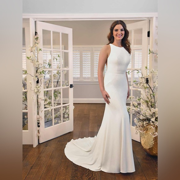 Modest sheath wedding dress with keyhole back - Picture 1 of 13